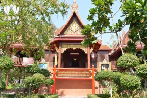 龍婆瑪哈蘇拉薩 (周冠蘇拉薩) Wat Phadoo – 寺廟介紹