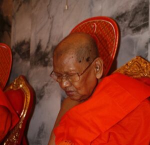 龍婆遮 Wat Klang Bang Kaeo – 師父介紹