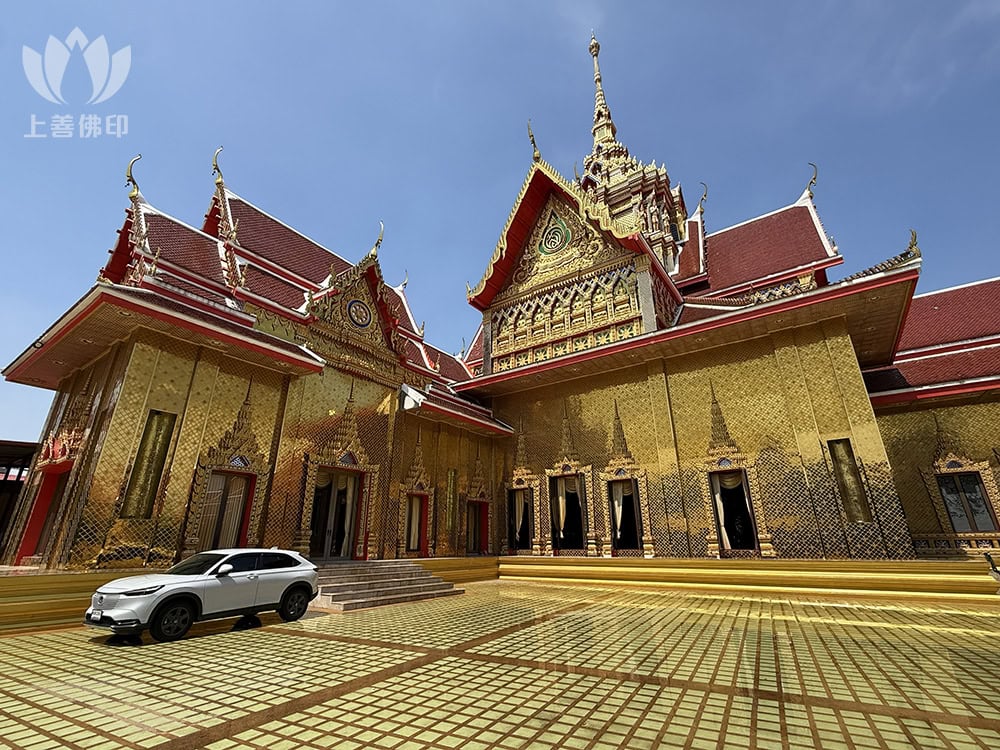 龍婆判 Wat Pailom - 寺廟外牆閃到眼睛打不開