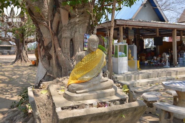 Wat Sri Song Tam寺廟門口的佛