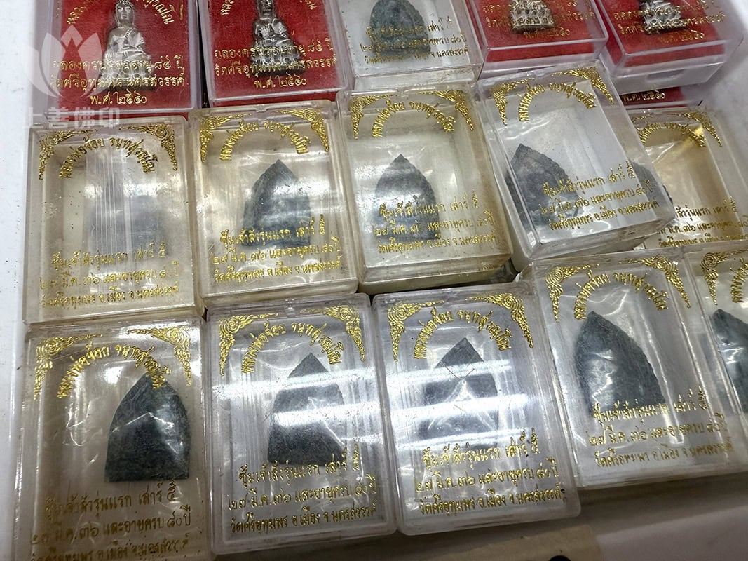 龍婆再 - 2536 第一期座山佛 (周所佛), 寺廟內拍攝