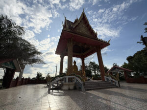 龍婆塔 Wat Pah Tosapon Mungkalaram – 寺廟介紹